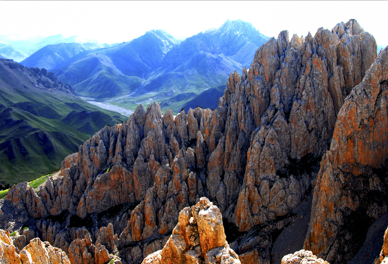 天峻县内最有名的风景当属天峻山,它位于柴达木盆地东部边缘布哈河南