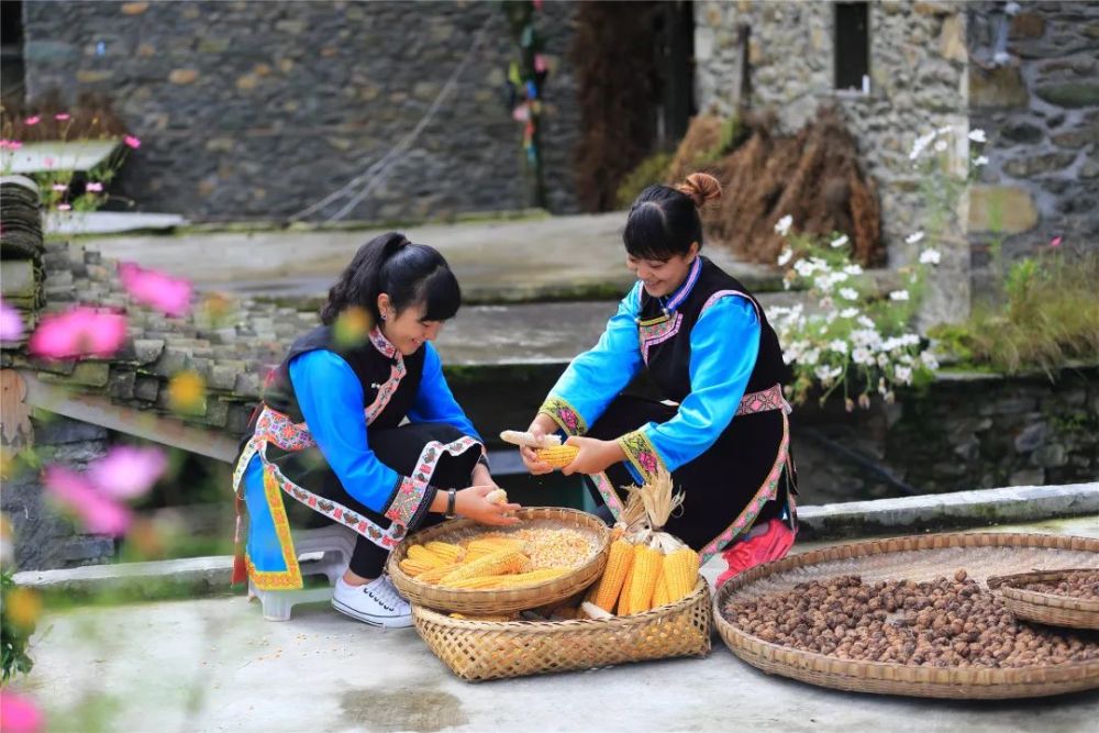 金秋的年节四川石棉县尔苏藏族环山节掠影