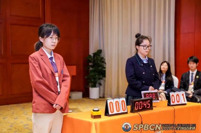 比赛现场图上海田家炳中学团体赛代表队由王锐担任指导老师,经过从