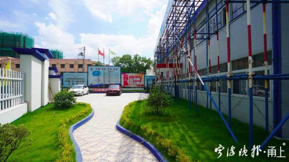 项目现场,全部统一按施工总平面图布置文明施工现场,除施工道路硬化