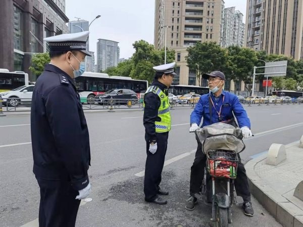 半小时拦下16台逆行电动车,全市3000余名交警上路严查电动车违法