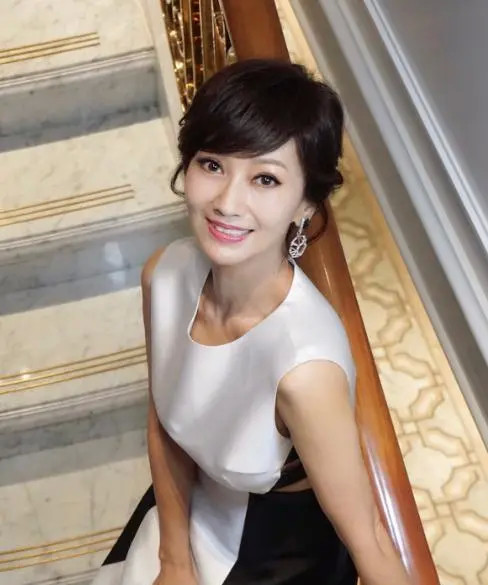 赵雅芝19岁时,因参加了香港无线举办的"香港小姐"大赛