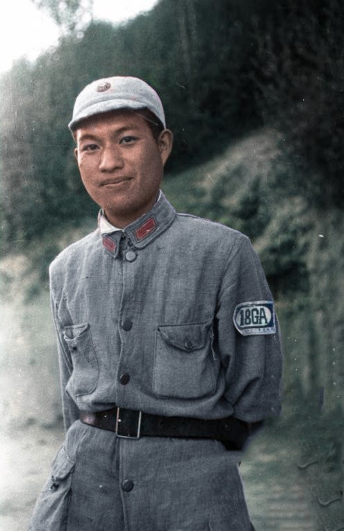 八路军战士,因为当时受国民政府统一节制,所以他帽子上有着显目的青天