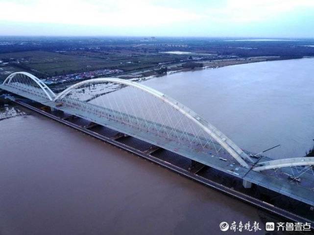 济南齐鲁黄河大桥新貌,像巨型竖琴横卧黄河