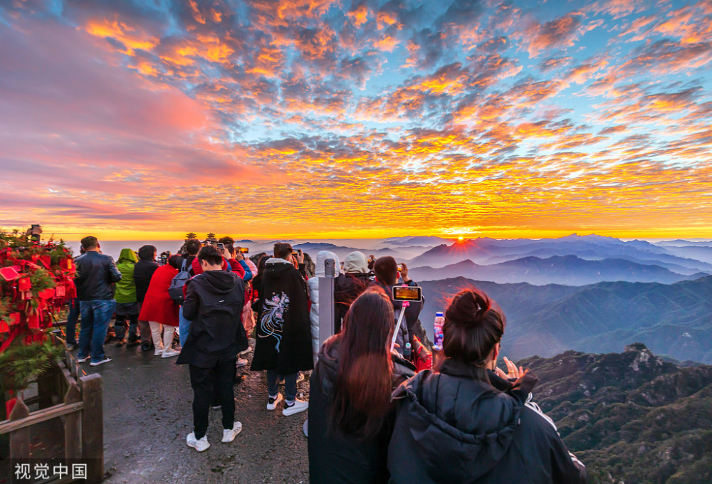 河南洛阳:老君山风景区日出景色绚丽