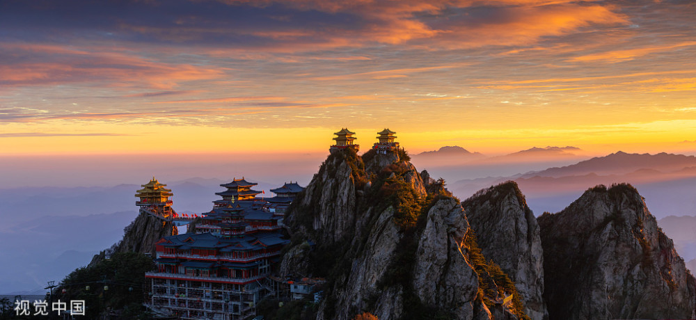 河南洛阳:老君山风景区日出景色绚丽