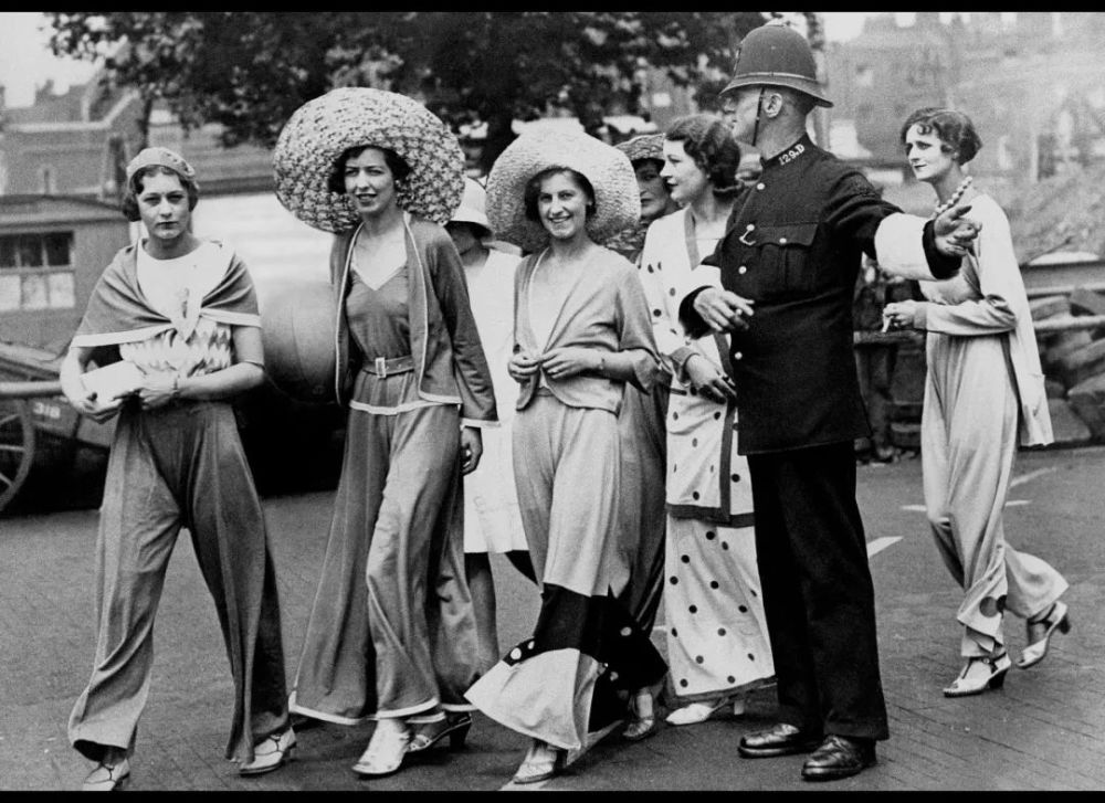 1933年英国伦敦,警察正阻止一群妇女过马路.