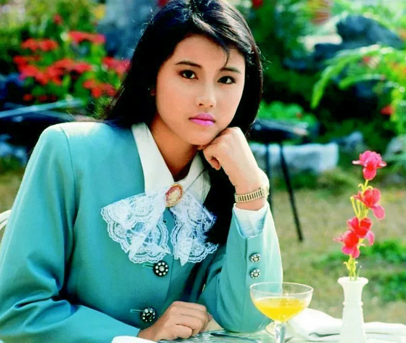 1985年,19岁的周海媚参加香港小姐选美比赛.