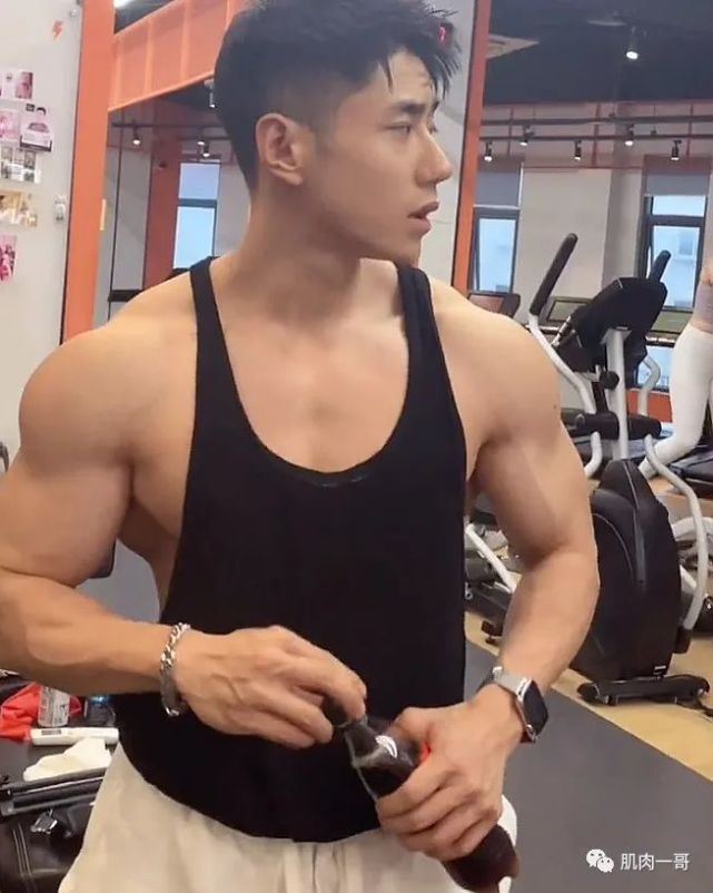 他是重庆当红健身教练,颜值肌肉简直不要太撩