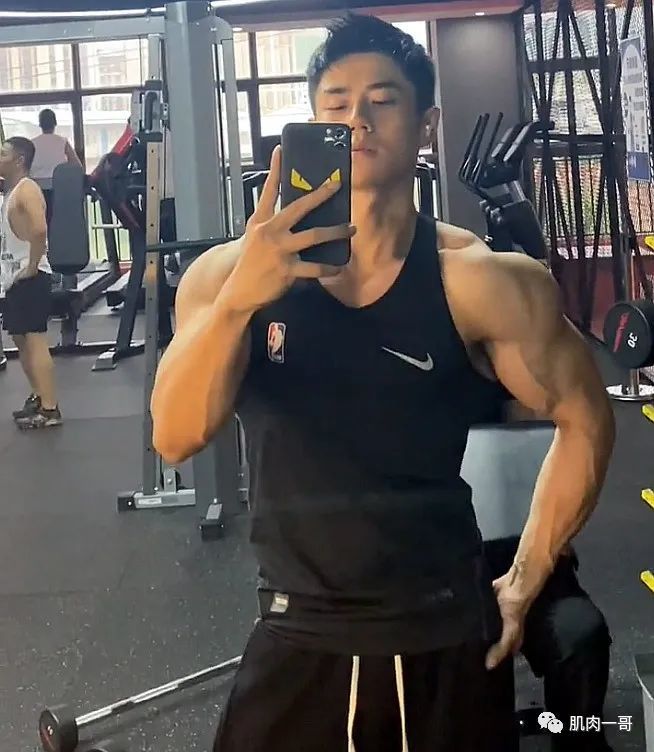 健身模特和资深教练▼这样类型的男生据说现在最受欢迎妥妥的运动小