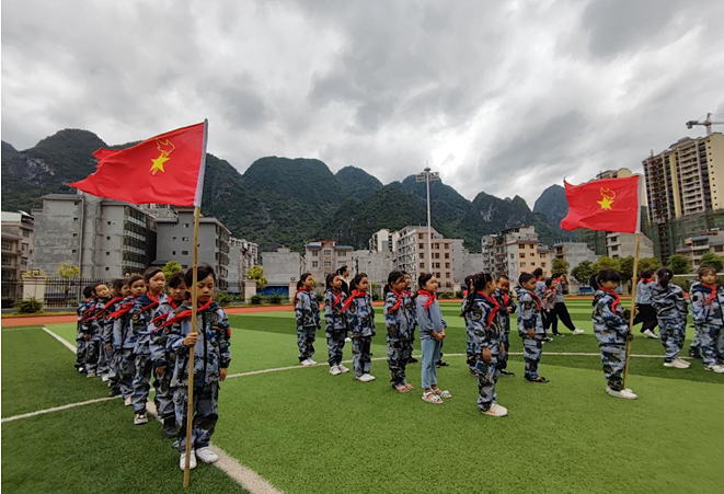 凌云县深圳盐田镇洪小学举行2021年秋季学期第二批少先队员入队仪式