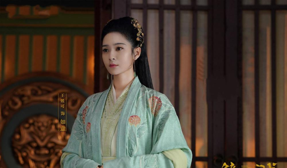这部剧另一位高颜值女配赵尧珂在剧中扮演的角色是红鸾,她人如其名,在