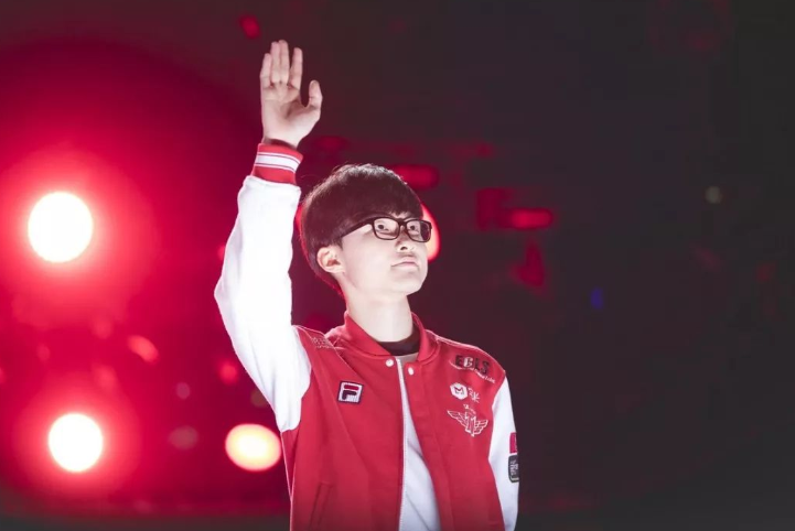 【峡谷英雄传】faker:传奇不息!三冠王竞逐世界之巅