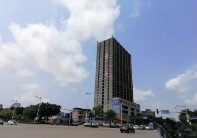 钦州一大道四个路口四处烂尾楼,一处被多次拍卖一处违建两处停工