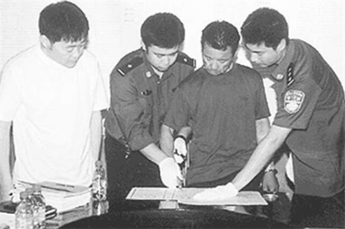 锦州市中级人民法院宣判,被告许贵柱因故意杀人案被判处死刑,剥夺政治