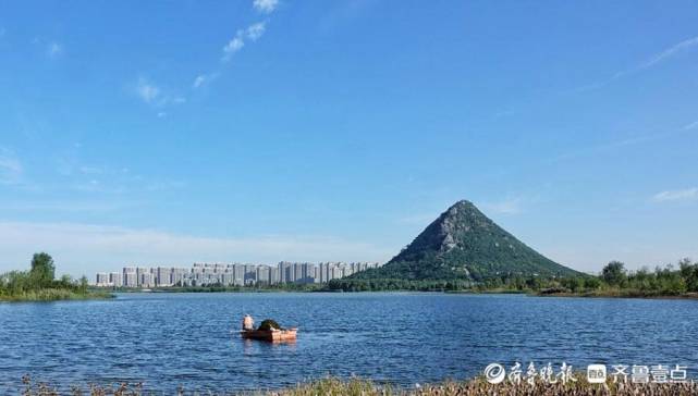 晨起"湖"拍,蓝天下的华山湖