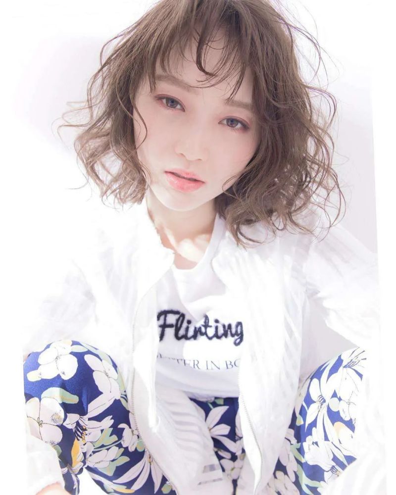 慵懒随性的长卷发洋气减龄又显气质