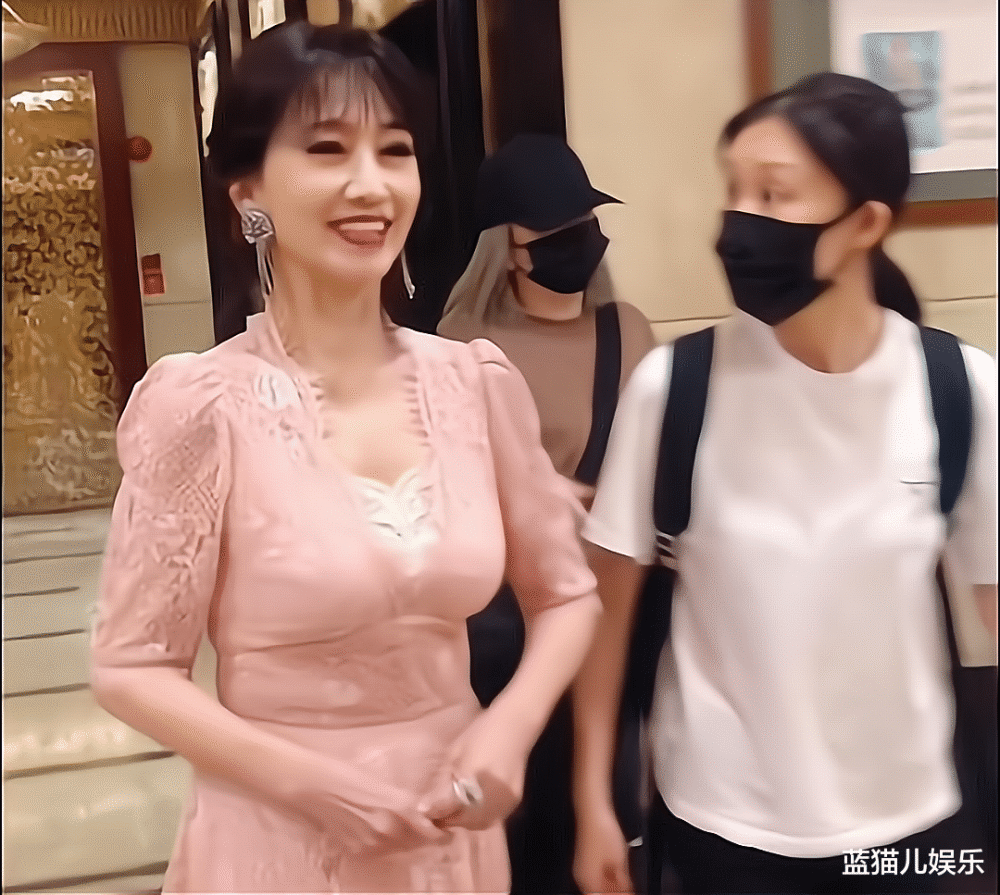 赵雅芝近照曝光身材曼妙容颜泛光网友慨叹这哪像66岁的女人