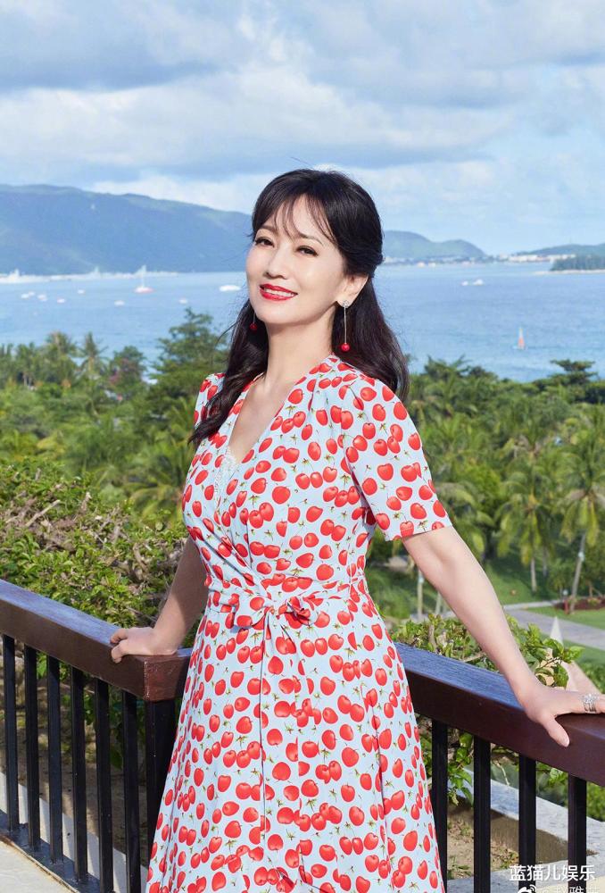 赵雅芝近照曝光身材曼妙容颜泛光网友慨叹这哪像66岁的女人
