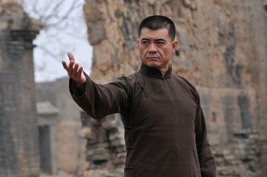 在作为演员的二十多年里,王新军兢兢业业地拍摄了六十多部电视剧.