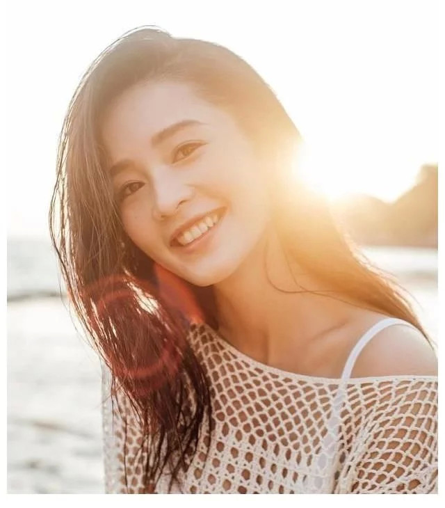 李沁在海边度假,身穿白色网状吊带衫,甜美又性感,笑容