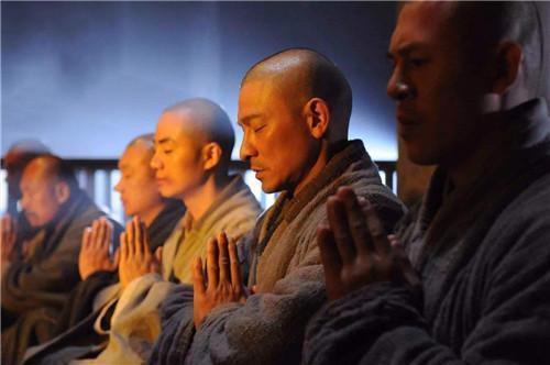 尤其在爱妃董鄂病死后,意志消沉的顺治看破红尘,想要遁入空门.