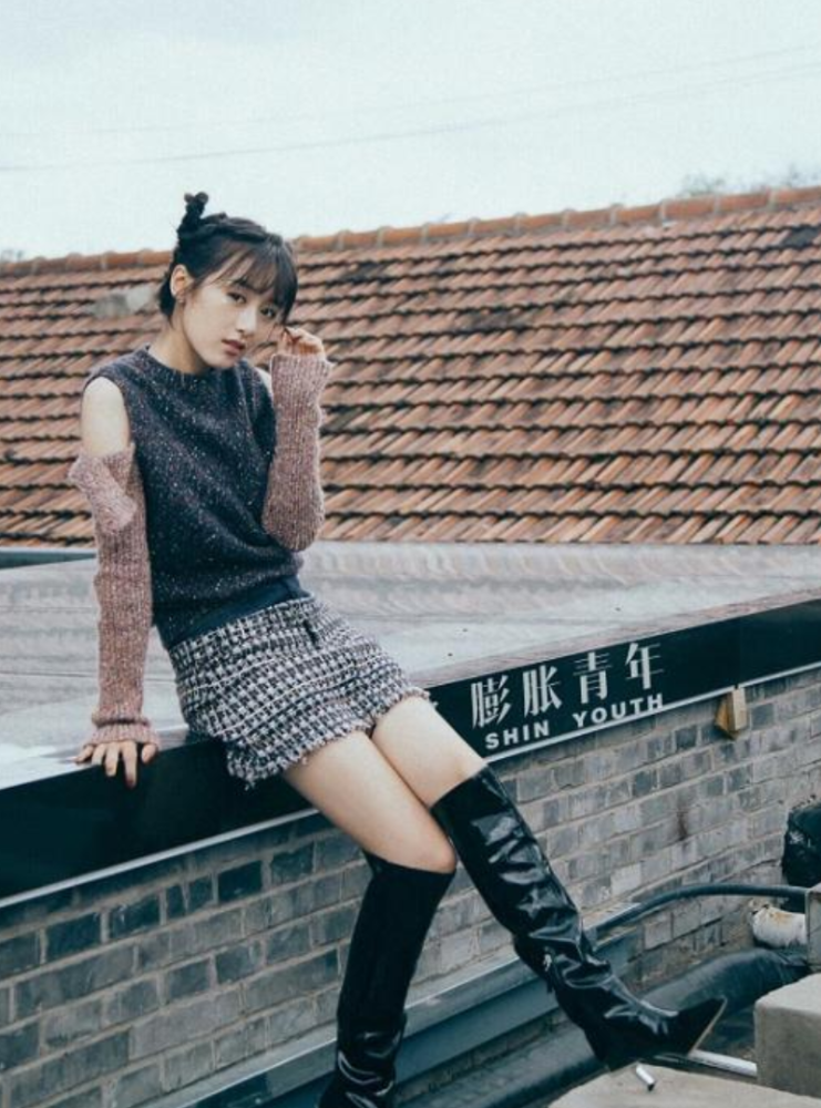 袁冰妍穿少女装现身机场,穿过膝长靴秀美腿,背lv挎包却有点俗气