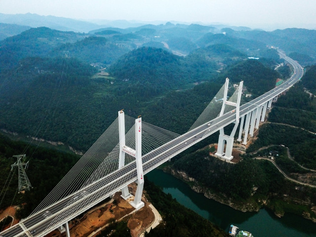 贵州桥梁覆盖了梁桥,拱桥,悬索桥,斜拉桥等,几乎包揽了当今全部桥型