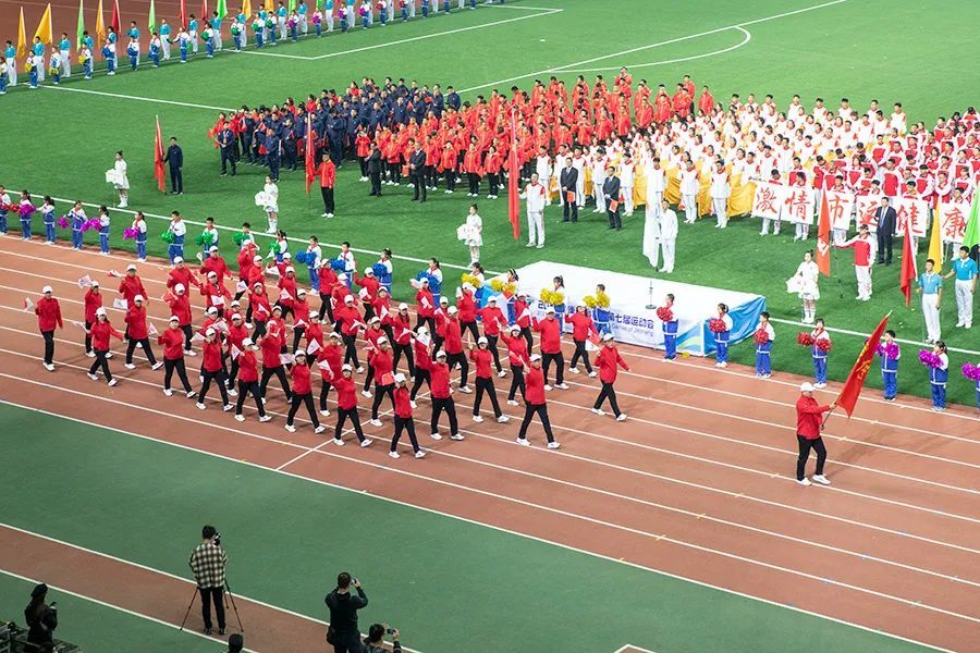 运动员入场活动现场现场掌声和欢呼声不断威风锣鼓太极舞山河紫薇花开