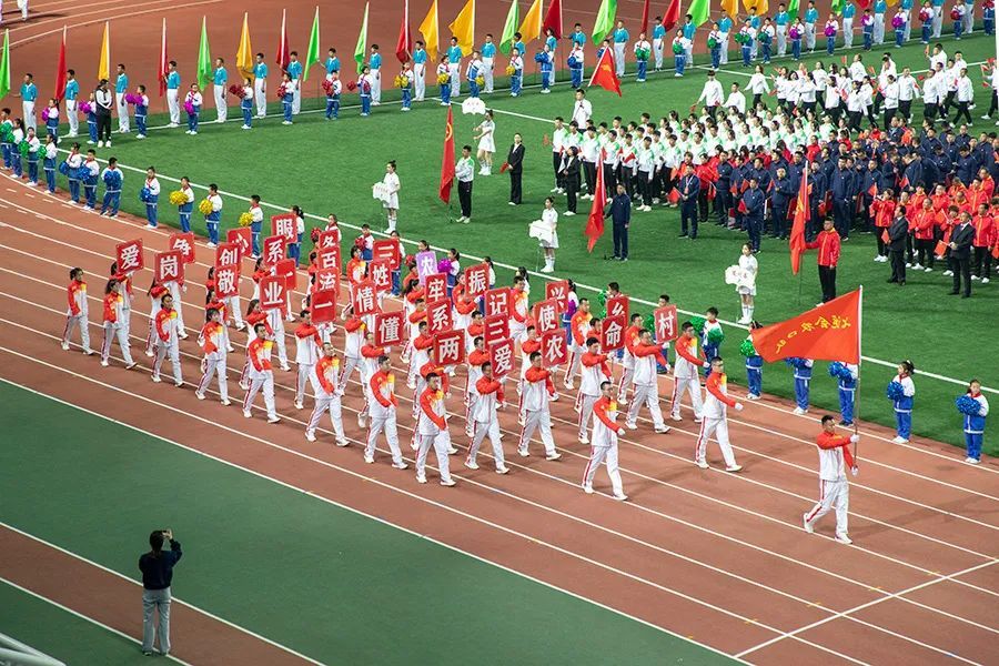 运动员入场活动现场现场掌声和欢呼声不断威风锣鼓太极舞山河紫薇花开