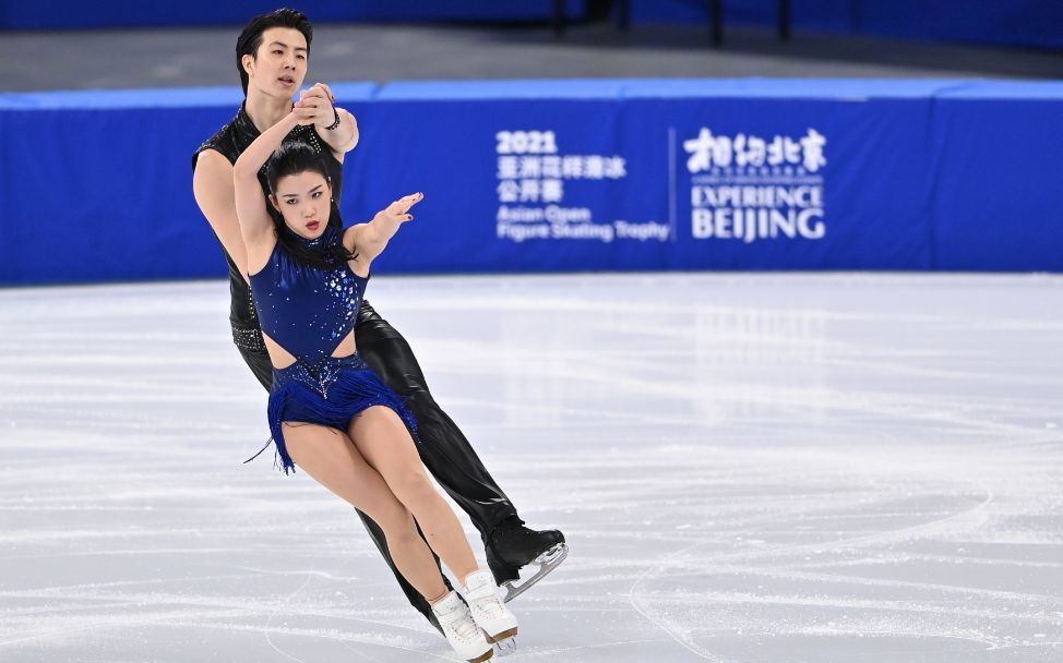 王诗玥(前)/柳鑫宇在冰舞韵律舞比赛中,他们以75.67分位列第一名.