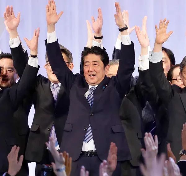 日本众议院解散高呼万岁,日本人的万岁和中国人的万岁