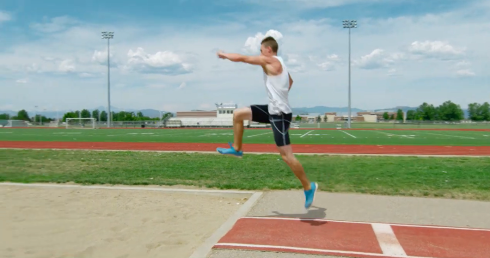关注 跳远(long jump)是在助跑道上沿直线助跑,在跑进中用单脚起跳