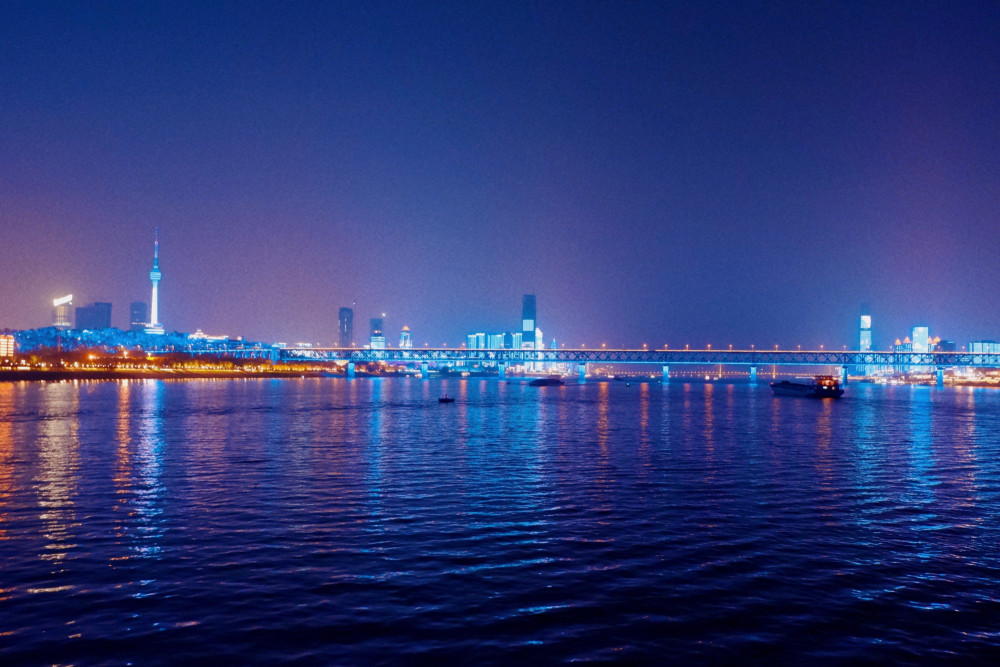 武汉成为全国十大迷人夜景城市120元乘坐游轮欣赏长江夜景