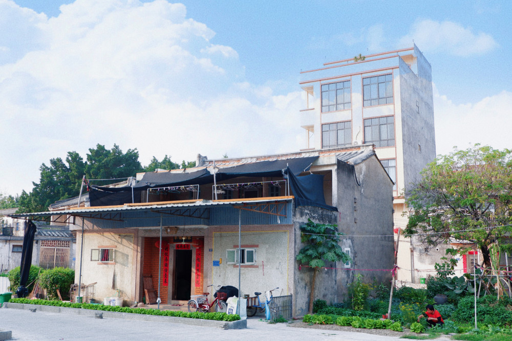 广东这座小镇地处潮汕三城交界处,设高铁站,老民居拆除建高楼