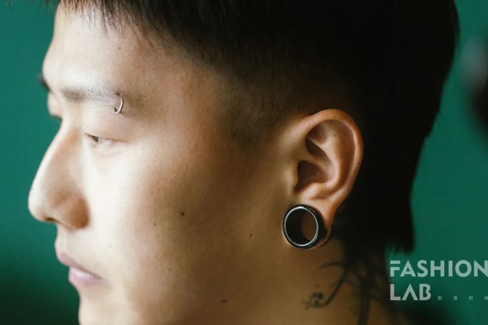 a:接触纹身以后看到一些身体改造的大神,萌发了想要尝试的念头,然后