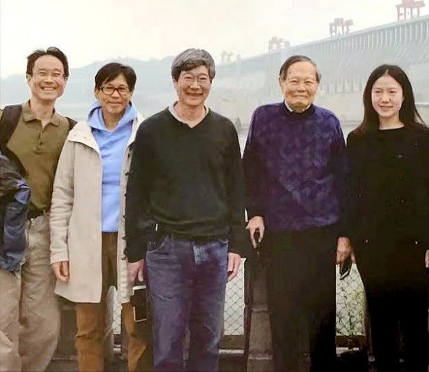 翁帆与杨振宁儿女合影:"一家六口"笑容灿烂,17年婚姻诠释爱情