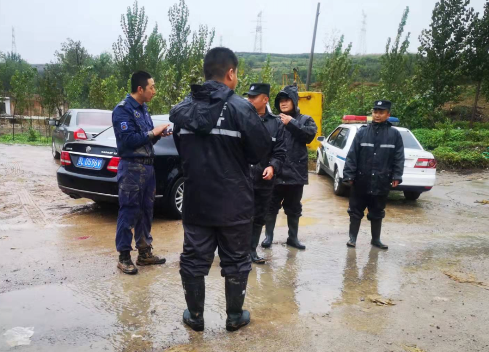 暴雨中快速形成的民间救援网:正骨店理疗师"秒变"救援队员