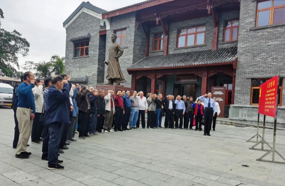 10月14日,市局机关的离退休干部来到港南区桥圩镇谭寿林和陈岸的故居