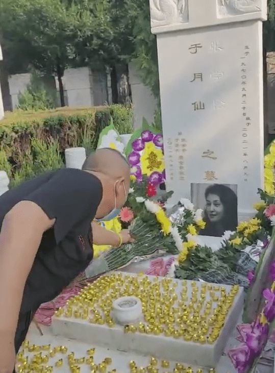 造谣成本太低网友称于月仙墓地鲜花被偷明星总是逃不过被戏弄