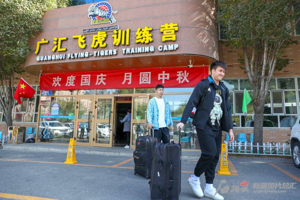 首节比赛,新疆派出阿尔斯兰,于德豪,郭昱彰,鲁吐布拉,阿不都沙拉木的