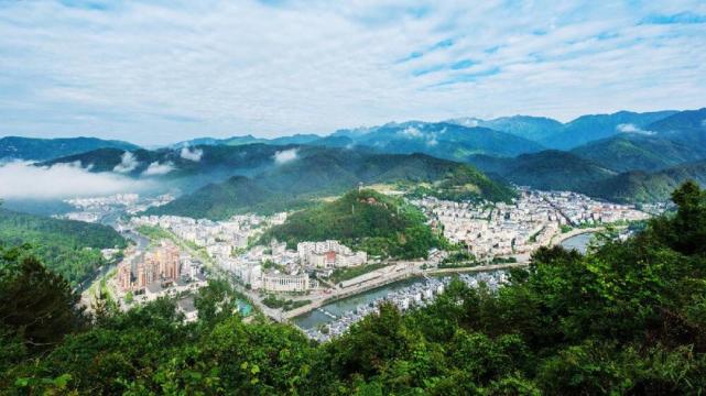 位于西南最大人工湖白龙湖畔的青川县沙州镇幸福村,风光旖旎,活脱脱一