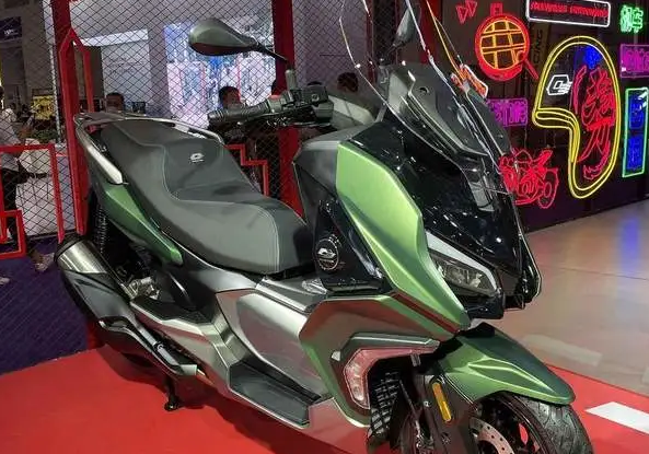 在2021摩博会亮相后的钱江qjmotor首款大踏板车"fort 350",近日出现