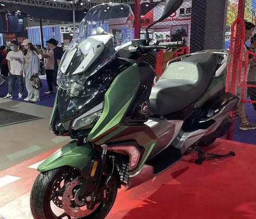 在2021摩博会亮相后的钱江qjmotor首款大踏板车"fort 350",近日出现
