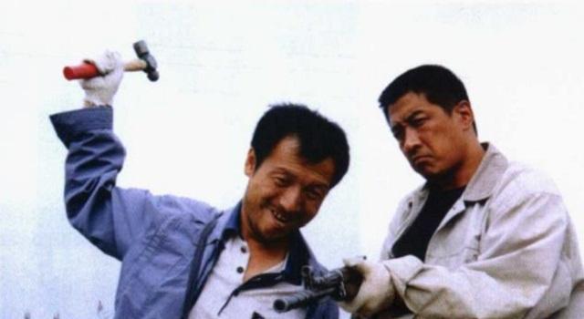 2000年,丁勇岱饰演"白宝山"走红,坐火车被警察当成"真
