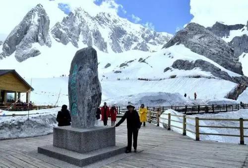 21,海拔只有5596米的云南玉龙雪山攀登难度远高于珠峰,至今无人登顶.