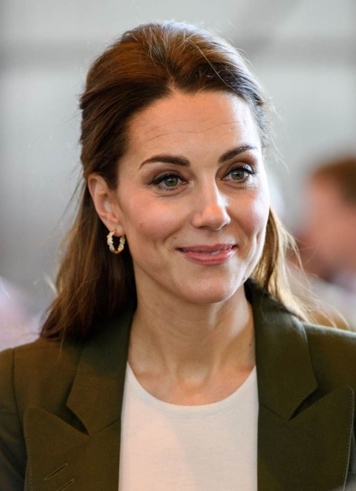 从新面孔的平民到尊贵的公爵夫人英国凯特王妃迷住王子的美