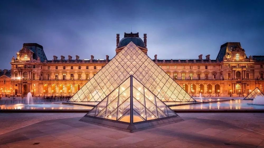 巴黎拥有非常多的建筑和古迹,很多还是世界上的标志性建筑物.