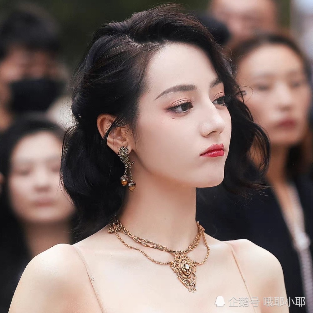 迪丽热巴身穿吊带金色鱼尾礼服出席轩尼诗快闪店活动
