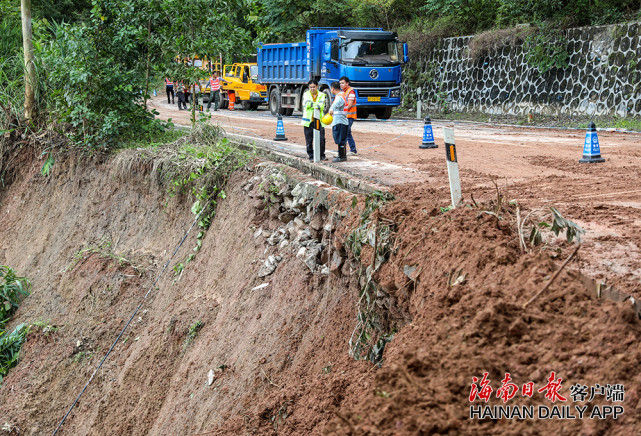 g361国道鹦哥岭塌方受阻路段已抢通